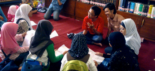 Aku dan Dwi saat bekerja bersama di Indonesia Bercerita (foto: indonesiabercerita.org)